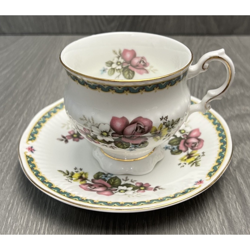 Elizabethan England Teacup‎ & Saucer Fine China Floral Pedestal Gold Trim - READ